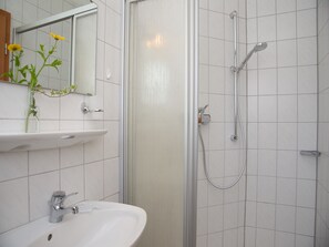 Dusj, hårføner og håndklær