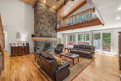 Spring Mountain Manor - Amazing 7bd family gathering place in quiet wooded neighborhood