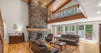 Spring Mountain Manor - Amazing 7bd family gathering place in quiet wooded neighborhood