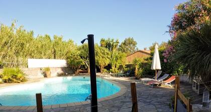 Location avec piscine, à proximité des plages, au pied du maquis.