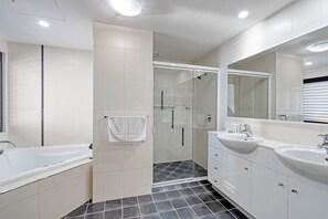 Douche, sèche-cheveux