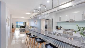 Microondas, horno, parrilla de estufa y lavavajillas