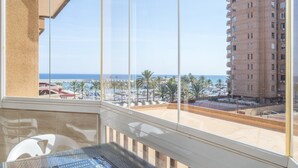 A balcony with a view of the beach and a tall building. - Apartment "Marina Sunny View" with Wi-Fi, Garden & Terrace (Fuengirola)