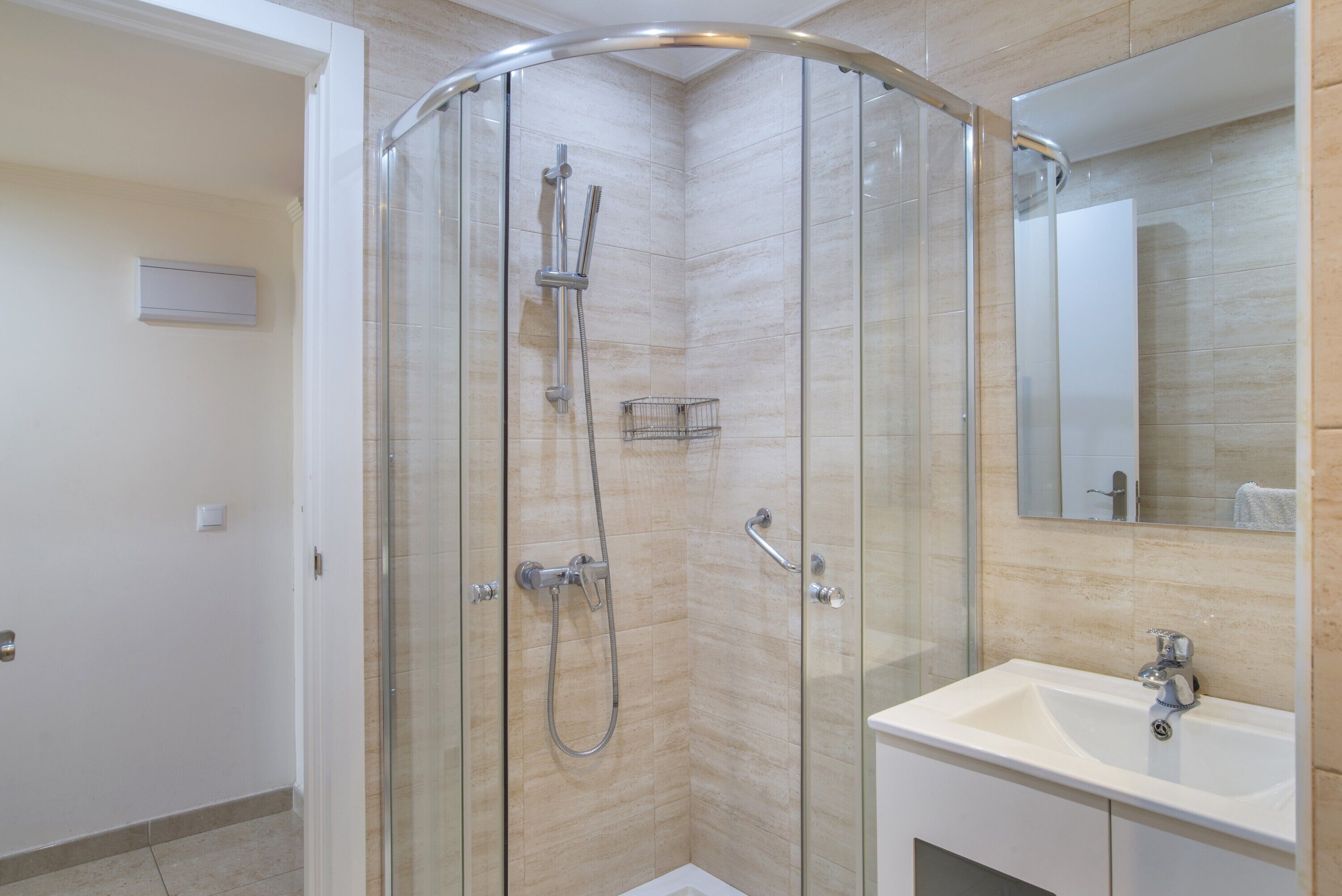 Een douche, een haardroger, handdoeken