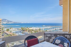 Outdoor dining - Apartment "Stunning Marina View" with Mountain View, Wi-Fi, Garden & Terrace (Fuengirola)