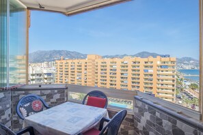 Outdoor dining - Apartment "Stunning Marina View" with Mountain View, Wi-Fi, Garden & Terrace (Fuengirola)