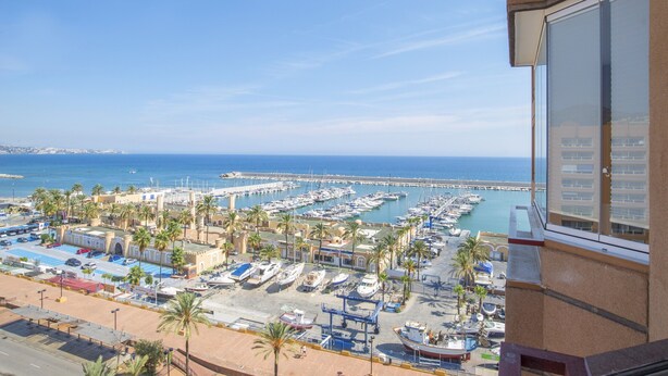 A marina with boats docked, a parking area, and a view of the sea. - Apartment "Stunning Marina View" with Mountain View, Wi-Fi, Garden & Terrace (Fuengirola)