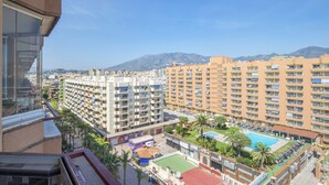 A high-rise hotel with multiple floors, a swimming pool, and a tennis court. - Apartment "Stunning Marina View" with Mountain View, Wi-Fi, Garden & Terrace (Fuengirola)