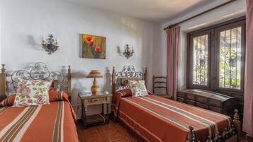 3 slaapkamers, een strijkplank/strijkijzer, gratis wifi, beddengoed