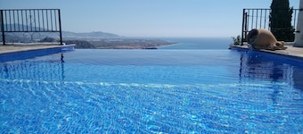 Villa 'Paraíso Azul' with Sea View, Wi-Fi and Air Conditioning