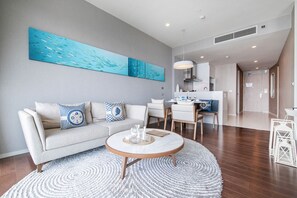 Appartement Deluxe | Salle de séjour | Téléviseur à écran plat de 50 cm avec télévision par câble, téléviseur