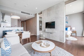 Appartement Deluxe | Salle de séjour | Téléviseur à écran plat de 50 cm avec télévision par câble, téléviseur