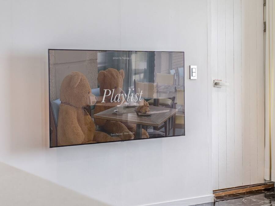 Una obra de arte enmarcada en una pared, con el texto 'Playlist' y 'Every Second - Mina Olube' a la vista.