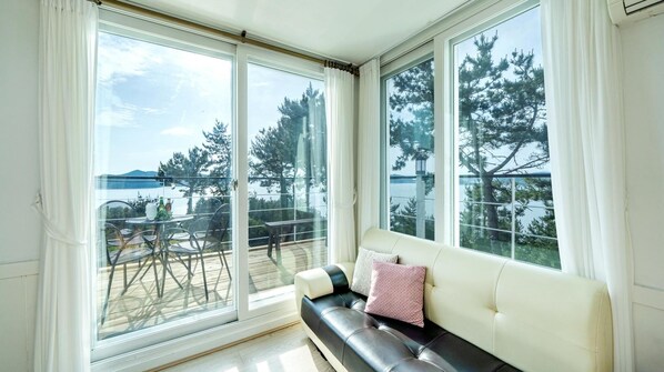 Basic Room, 1 Bedroom (Minyeowayasu (ocean view)) - Yeosu Sky Pension (Yeosu)
