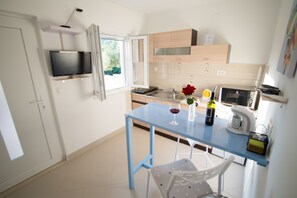 KĂŒhlschrank, Mikrowelle, Wasserkocher mit Kaffee-/Teezubehör