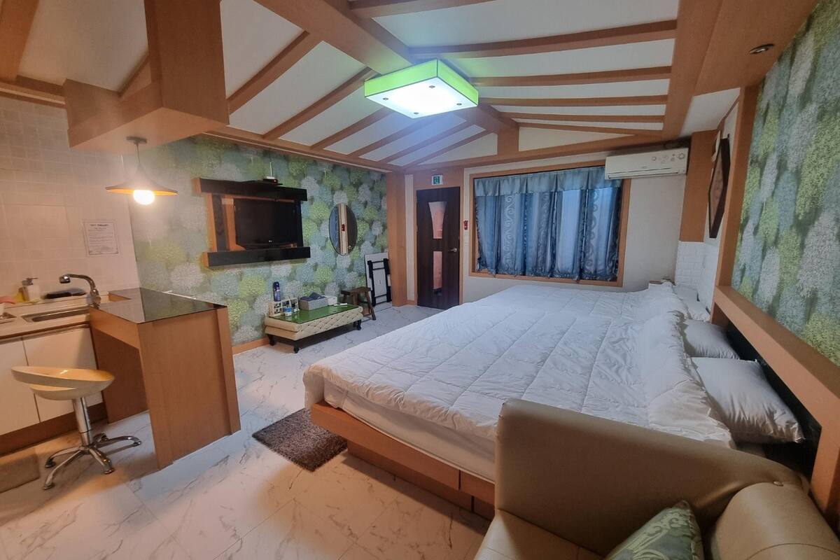 Basic Room, 1 Bedroom (pensyeonhyeonggeullaemping3(bed)) | Free WiFi