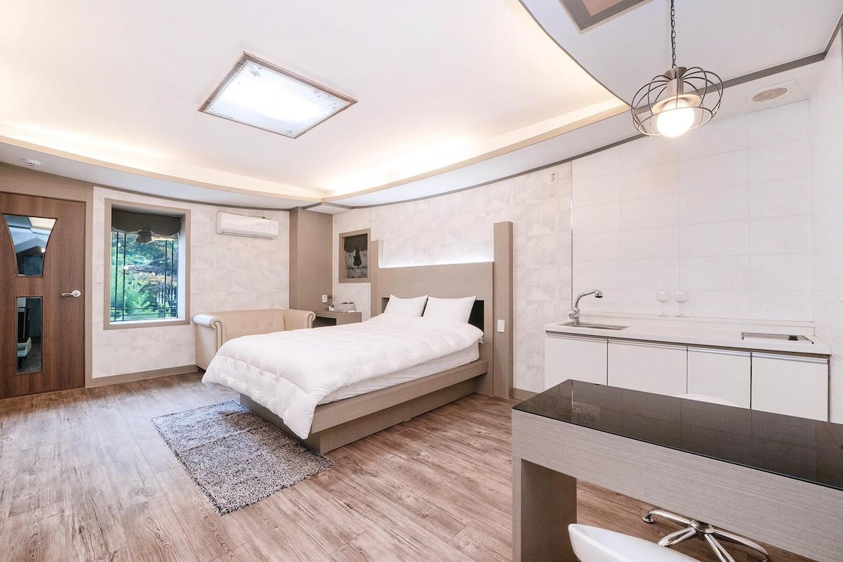 Basic Room, 1 Bedroom (pensyeonhyeonggeullaemping4(bed)) | Free WiFi