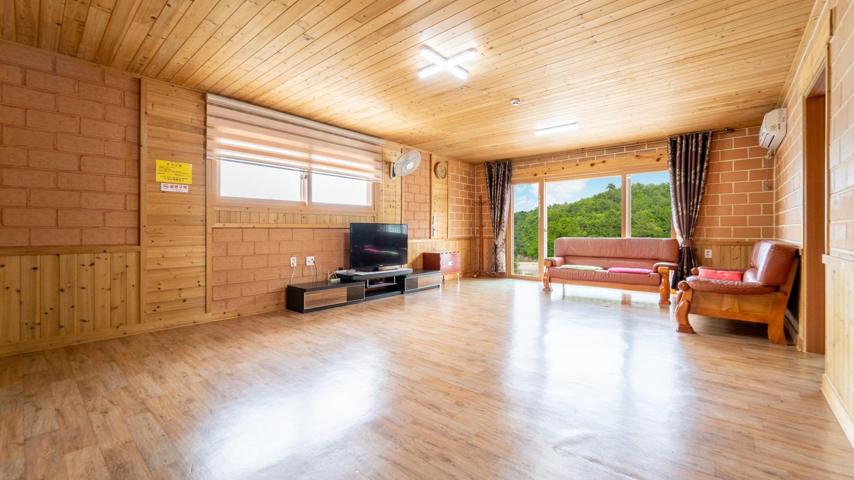 Basic Room, 2 Bedrooms (daenamu(38pyeong)) | 1 bedroom, free WiFi