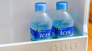 Twee flessen Lotte ICIS water in een wit kastje.