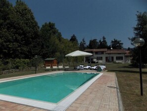 Una piscina al aire libre