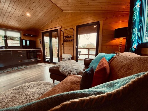 Picture Perfect Lodge at Kingfisher Lakes | Stunning Lake Views & Fab Hot Tub |