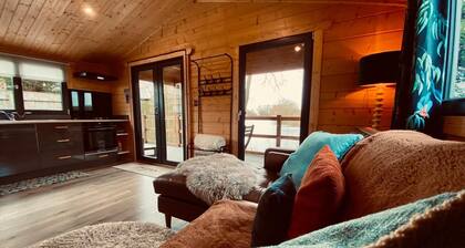 Picture Perfect Lodge at Kingfisher Lakes | Stunning Lake Views & Fab Hot Tub |