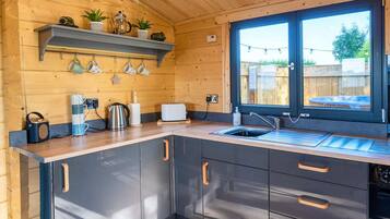 Fridge, oven, stovetop, electric kettle