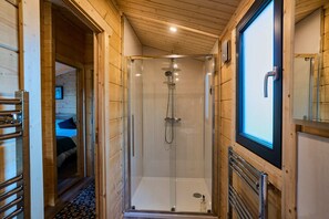 Een douche, milieuvriendelijke toiletartikelen, een haardroger