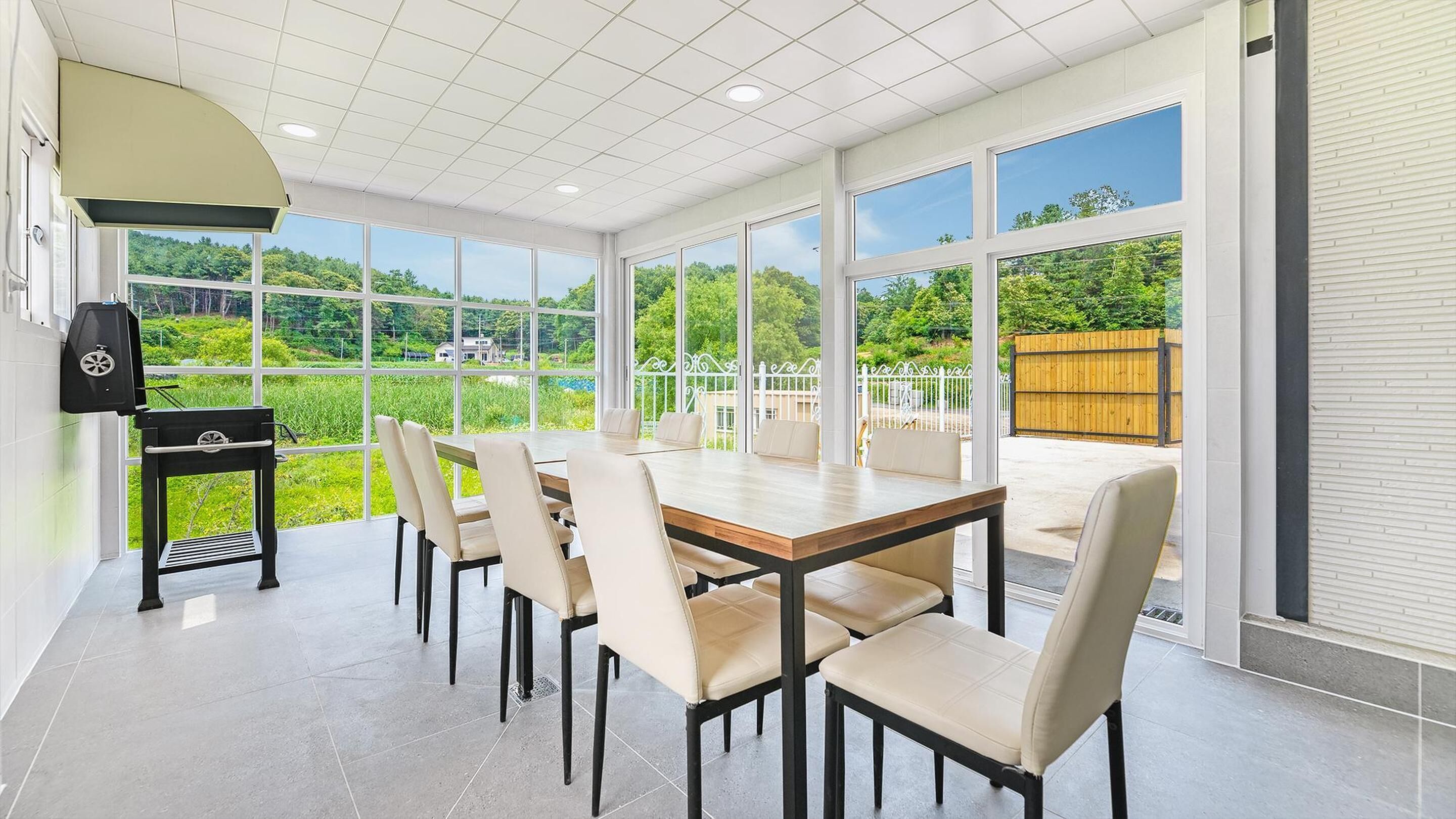 Basic Room, 3 Bedrooms (STAY Ⅰ(Dokchaepoolvilla,netflix)) | 3 bedrooms, free WiFi