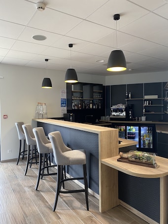 Bar (en la propiedad). Le Mitigana