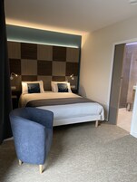 Quarto premium | Roupas de cama premium, Wi-Fi de cortesia, roupa de cama