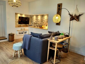 Smart-TV, Kamin, Bücher, Stereoanlage