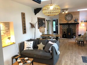 Smart-TV, Kamin, Bücher, Stereoanlage