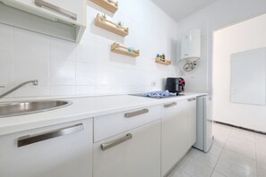 Refrigerador, microondas, parrilla de estufa y cafetera y tetera 