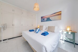 1 Schlafzimmer, Zimmersafe, Schreibtisch, Bügeleisen/Bügelbrett