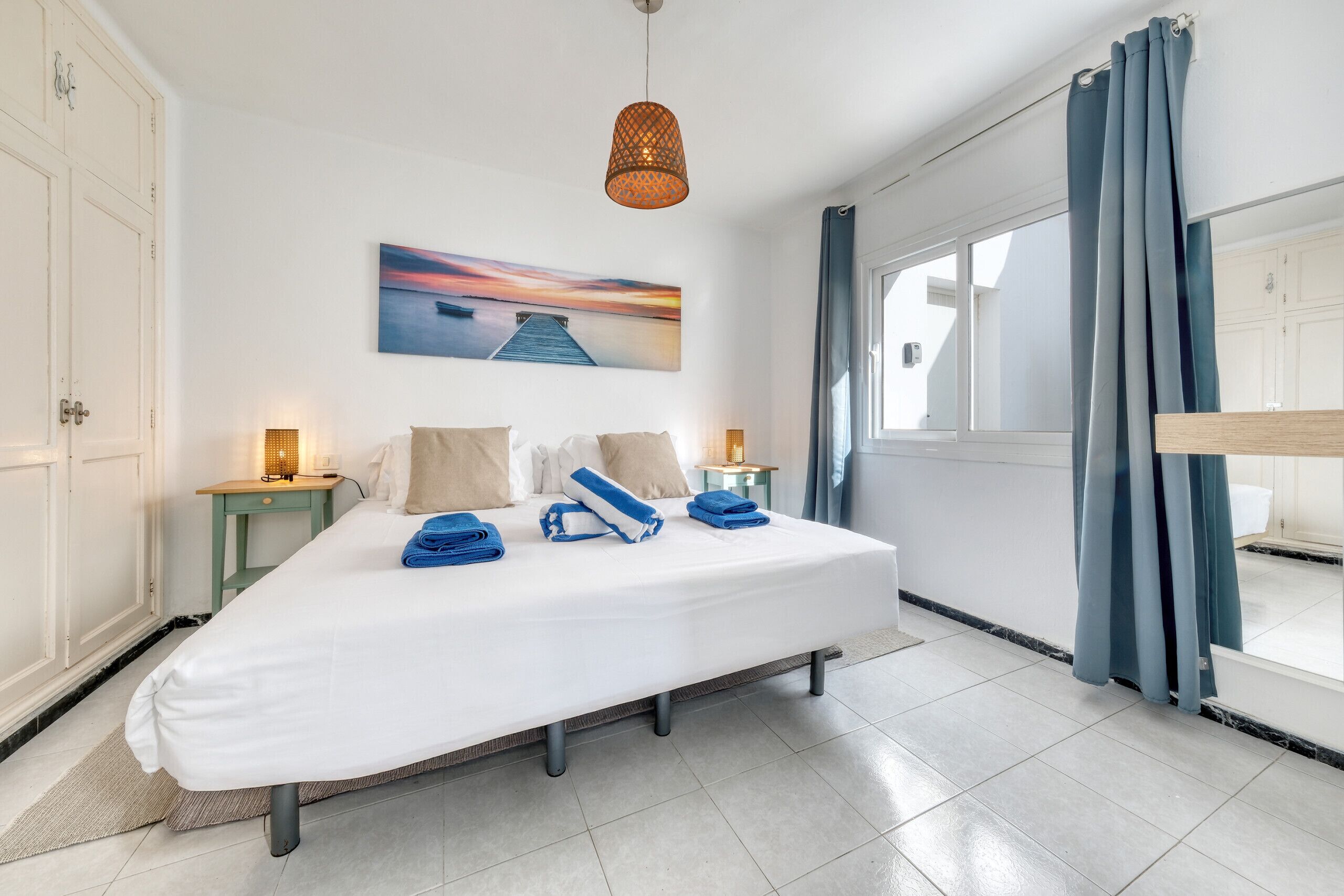 1 slaapkamer, een kluis op de kamer, een bureau