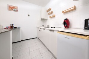 Frigorifero, microonde, macchina per tè/caffè, bollitore elettrico