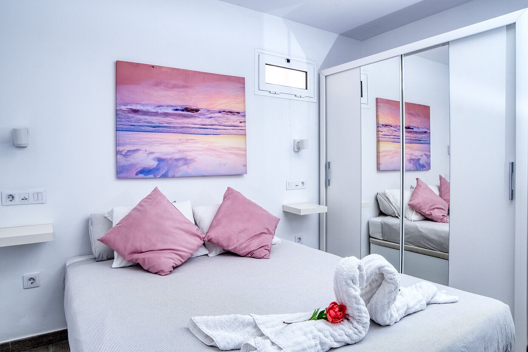 Een bureau, een strijkplank/strijkijzer, reisbedje, gratis wifi