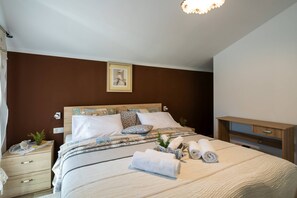 2 bedrooms, in-room safe, iron/ironing board, free WiFi