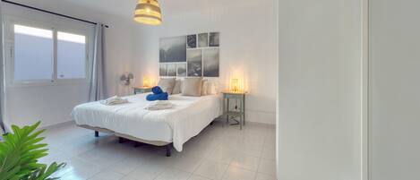 Zimmersafe, Schreibtisch, Bügeleisen/Bügelbrett, Reisekinderbett