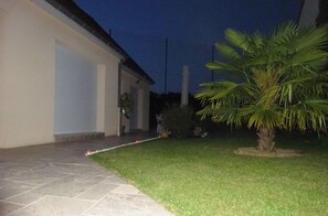 Property grounds - Cozy Retreat 10 min from Le Mans: Private Garden, BBQ, Tennis Nearby (Saint-Georges-du-Bois)