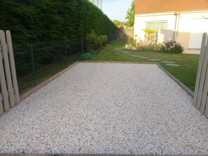 Property grounds - Cozy Retreat 10 min from Le Mans: Private Garden, BBQ, Tennis Nearby (Saint-Georges-du-Bois)