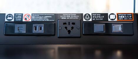 Tomada com várias entradas, tomada universal e interruptor da geladeira.