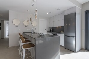 Kühlschrank, Mikrowelle, Ofen, Geschirrspüler