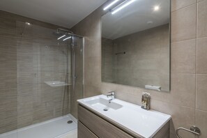 Douche, sĂšche-cheveux, serviettes fournies