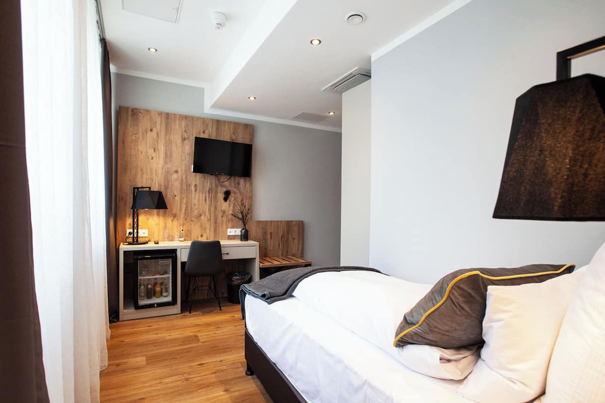 Minibar, escritorio, espacio para trabajar con laptop y wifi gratis