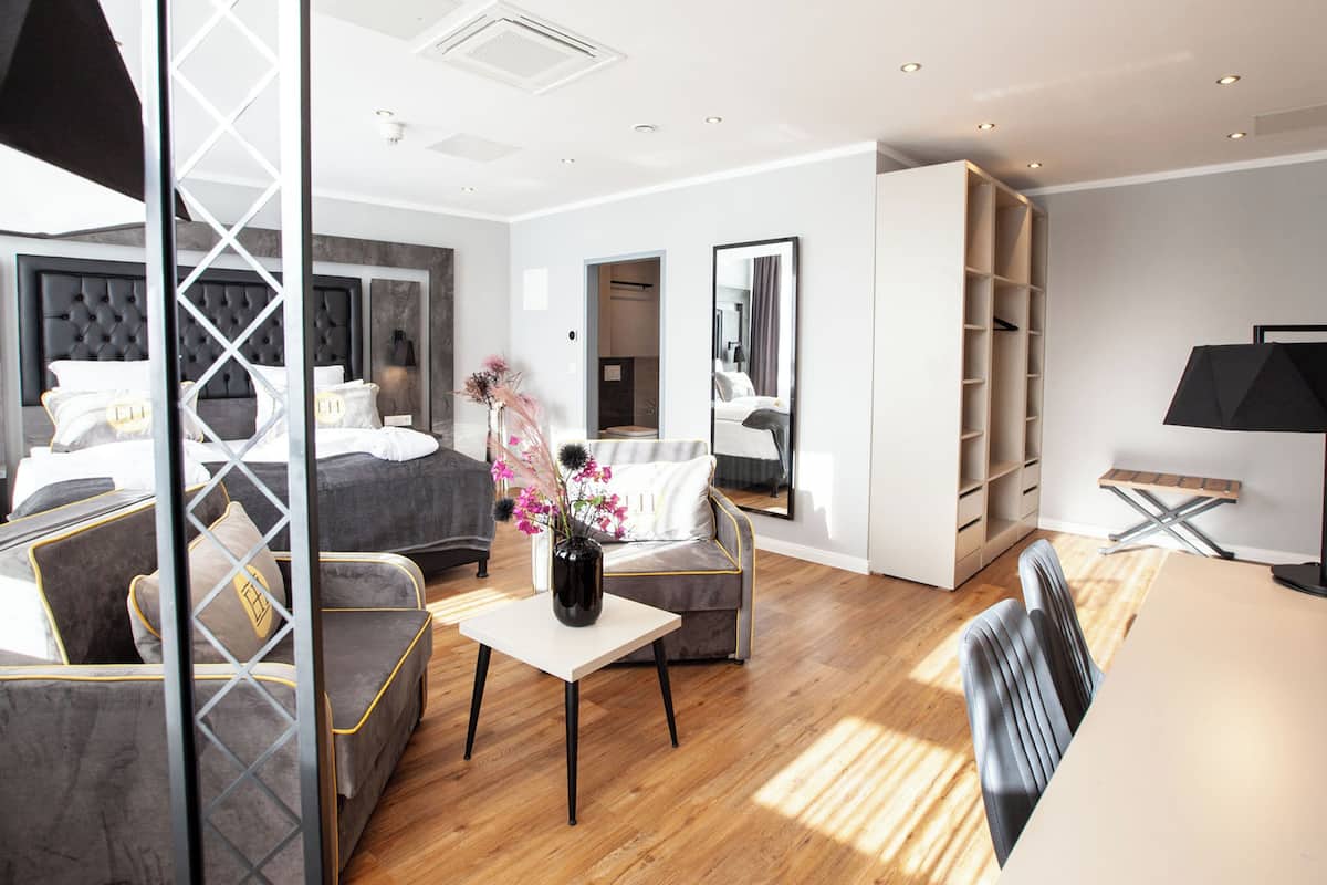 Minibar, escritorio, espacio para trabajar con laptop y wifi gratis