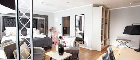 Minibar, escritorio, espacio para trabajar con laptop y wifi gratis