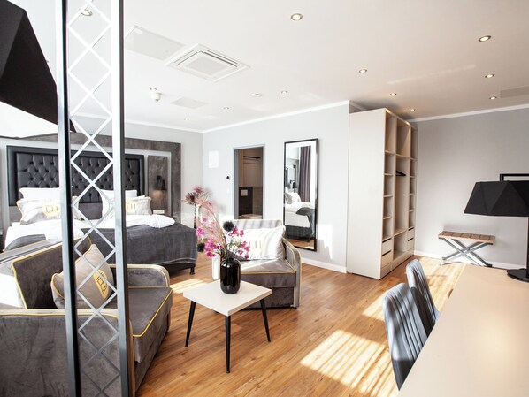 Deluxe Double Room | Minibar, desk, laptop workspace, free WiFi - DORMERO Hotel Bremen (Bremen)