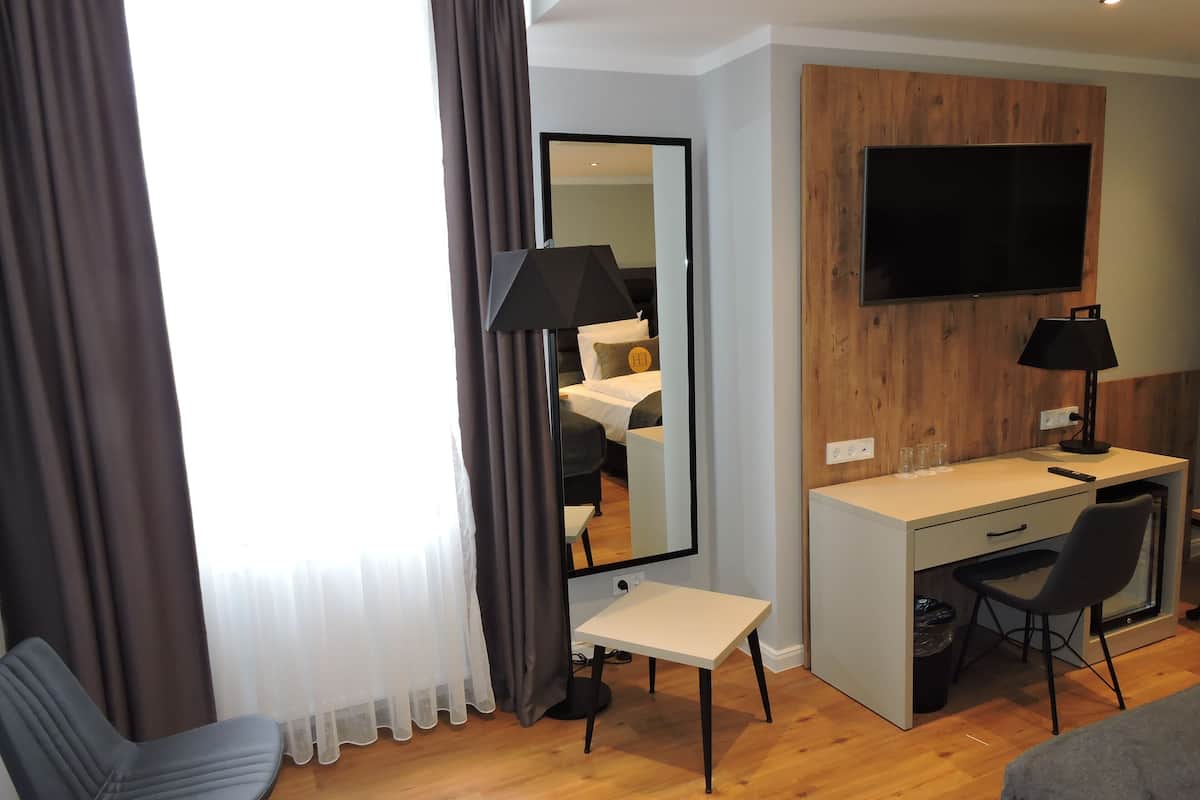 Comfort-Doppelzimmer | Wohnbereich | Arbeitsbereiche